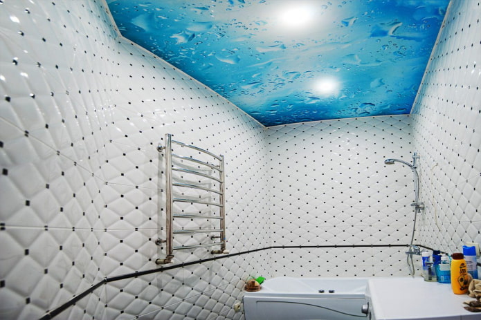 teto com uma imagem de água no banheiro