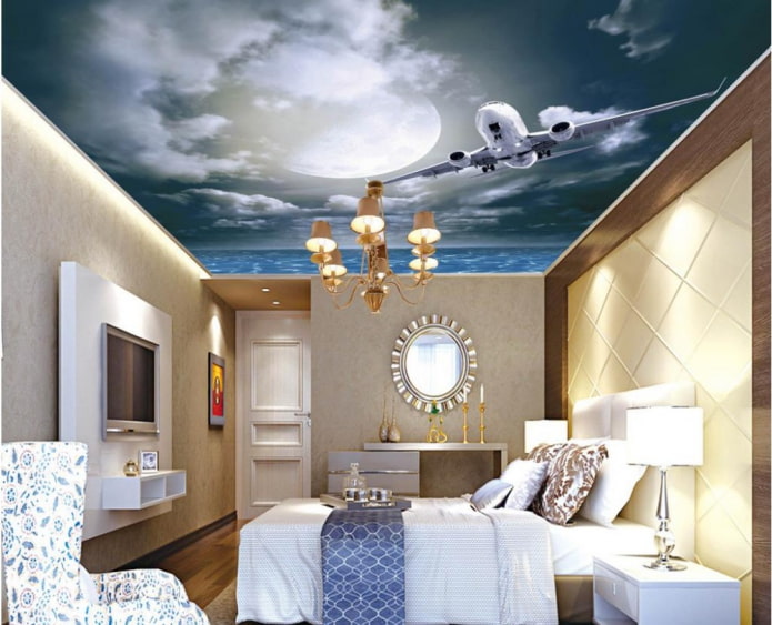 teto com a imagem do céu e um avião no quarto