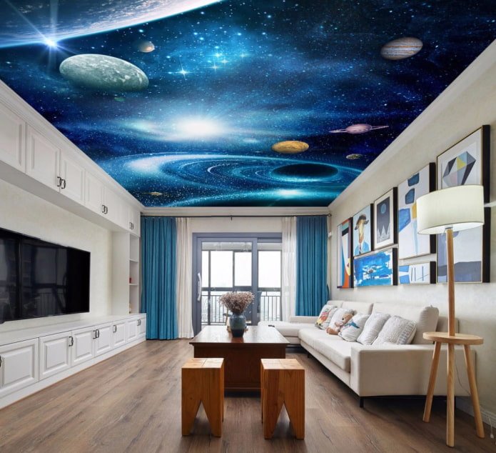 teto com uma imagem do espaço na sala de estar