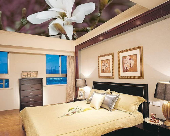 teto com uma imagem de flores no quarto