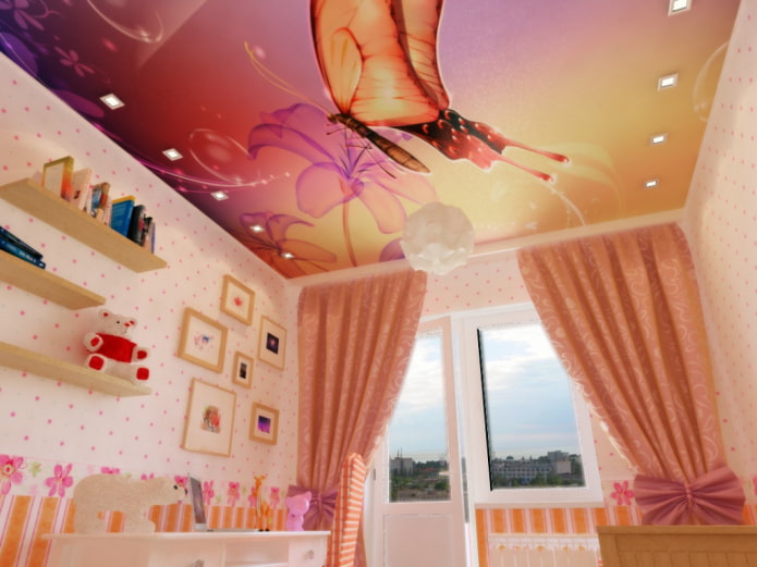 teto com uma borboleta no quarto do bebê