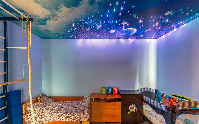 teto com um céu estrelado no quarto do bebê