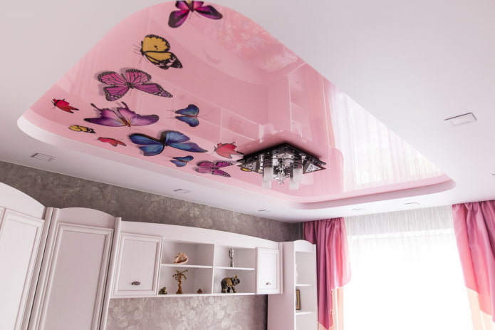 teto falso com lustre no interior