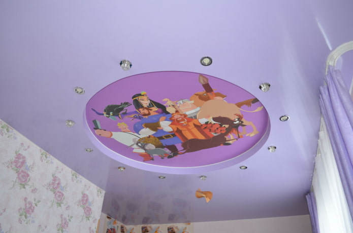 estrutura de teto lilás no quarto das crianças