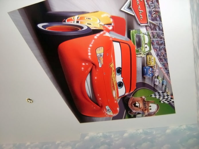 tecido esticado com a imagem de um carro