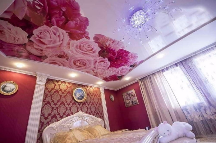 estrutura de teto rosa com impressão de fotos