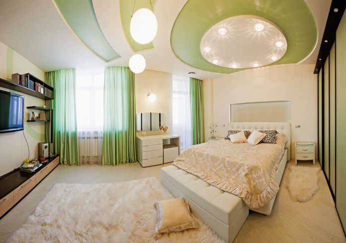 teto falso de dois níveis em um quarto branco e verde