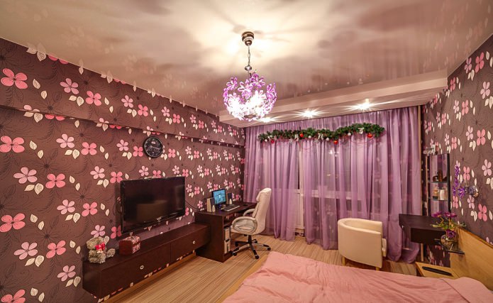teto tenso brilhante de um nível no interior do quarto