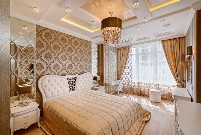 Paredes marrons em um quarto em estilo clássico