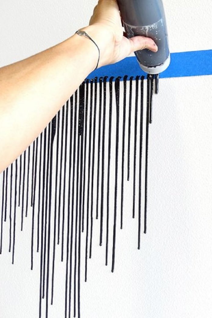 uma faixa de tinta preta pingando na parede