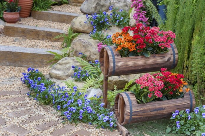 um canteiro de flores em um barril
