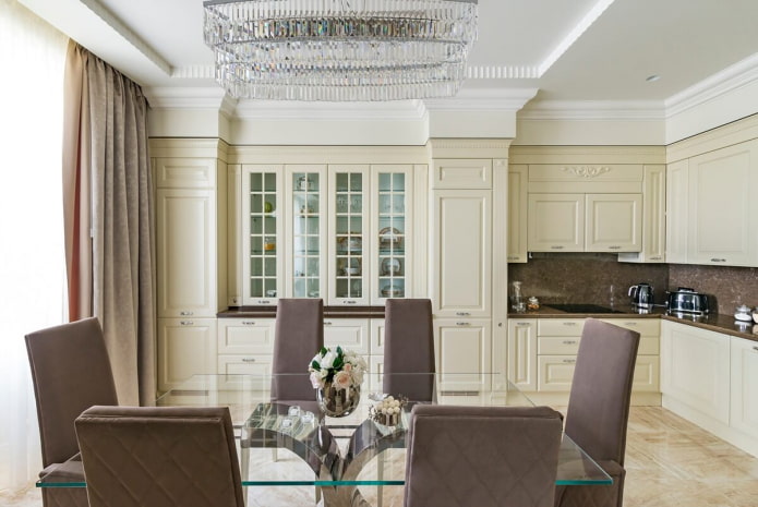 Interior da cozinha em estilo neoclássico