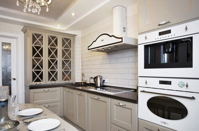 Interior da cozinha em estilo neoclássico