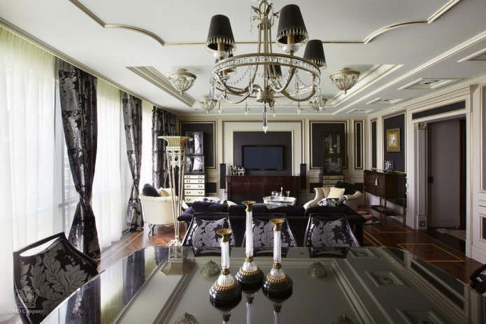 decoração de teto no interior em estilo neoclássico