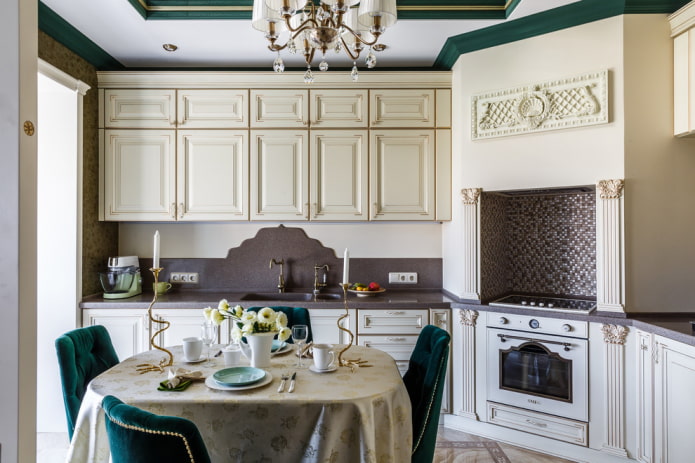 interior da cozinha em estilo neoclássico