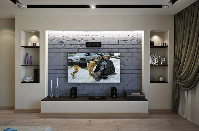 TV em um nicho com iluminação de fundo no interior