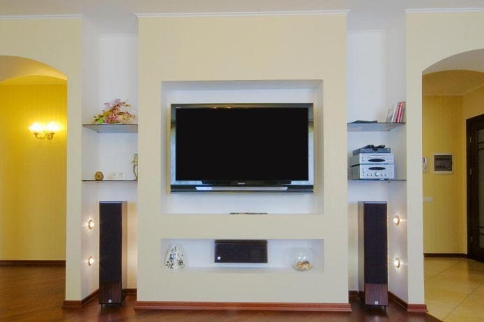 TV com alto-falantes em um nicho no interior