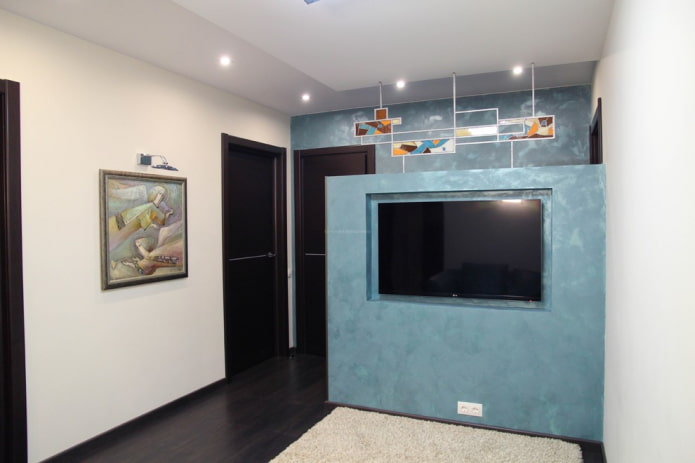 TV em um nicho em uma divisória no interior