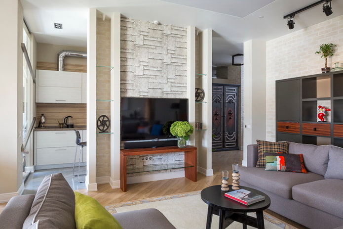 TV em um nicho em uma divisória no interior