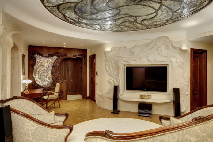 TV em um nicho com estuque no interior