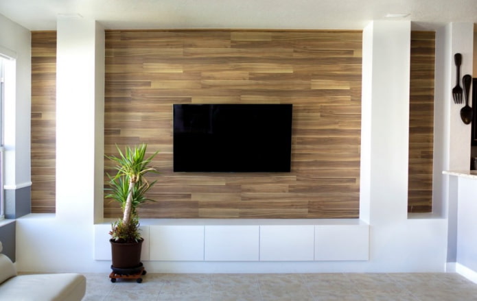 TV em um nicho feito de laminado no interior