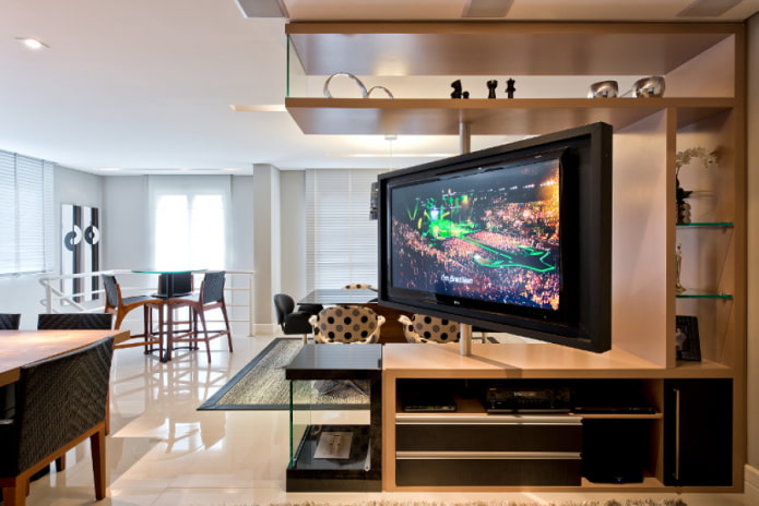 TV em um nicho giratório no interior