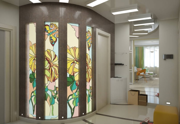 nichos com vitrais no interior do corredor