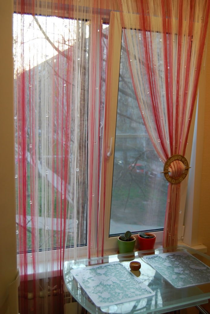cortinas de fios no interior da cozinha