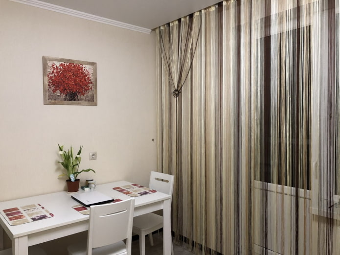 cortinas de fios no interior da cozinha