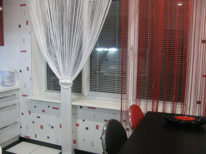 cortinas de fios no interior da cozinha