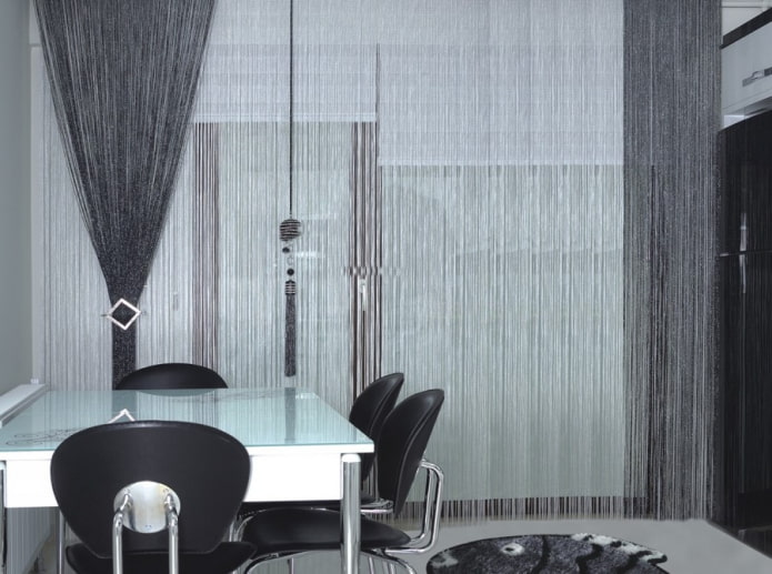 cortinas de fios no interior da cozinha