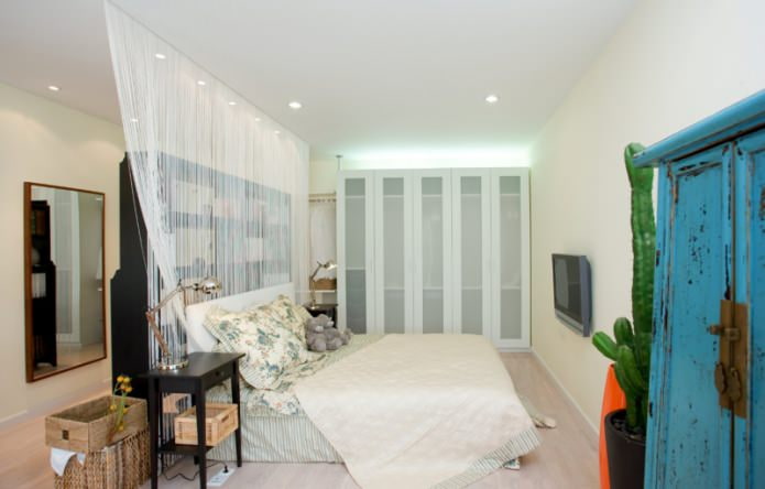Quarto com cortinas de fios brancos
