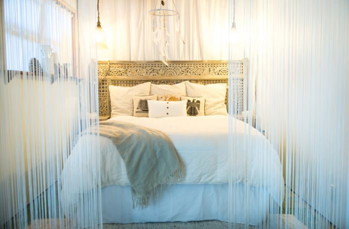 Quarto com cortinas de fios brancos