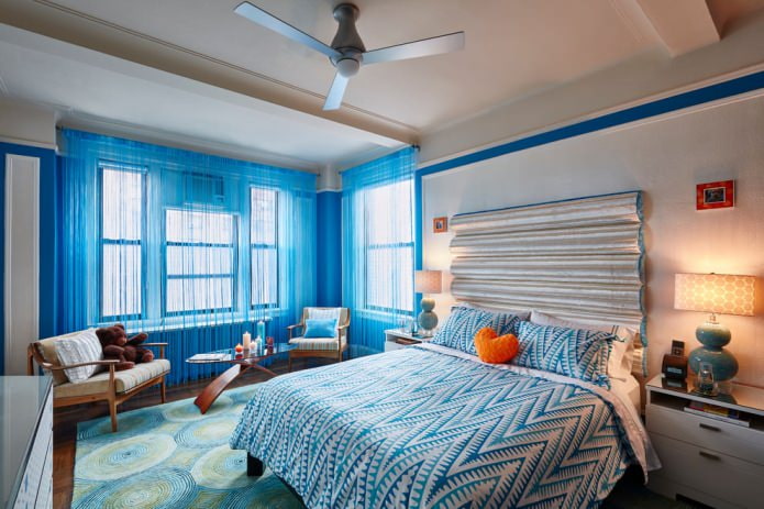 cortinas azuis com fios no quarto