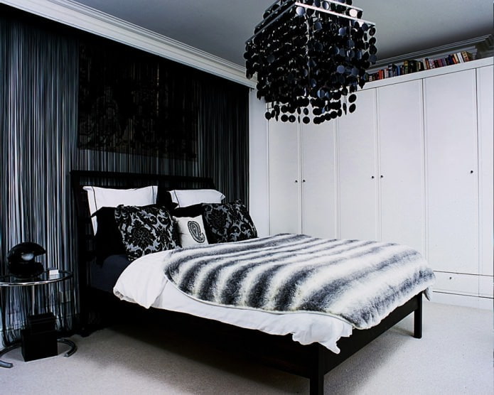 Quarto com cortinas de fios pretos
