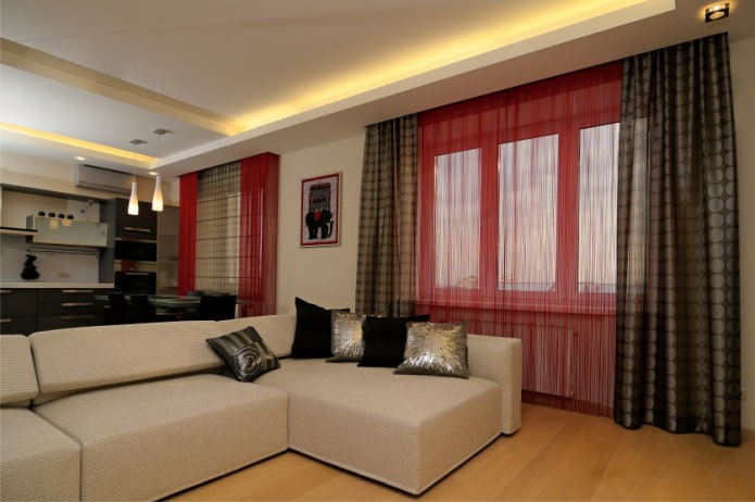 cortinas de linha vermelha na sala de estar nas janelas