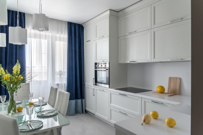 cortinas noturnas azuis na cozinha