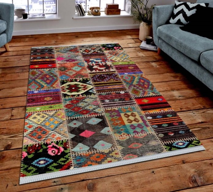 tapete de retalhos feito de carpetes velhos