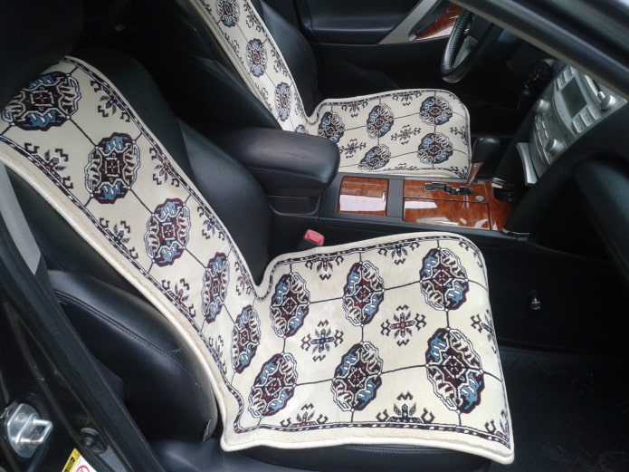capas de assento de carpete em um carro