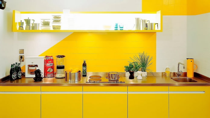 Avental pintado de amarelo