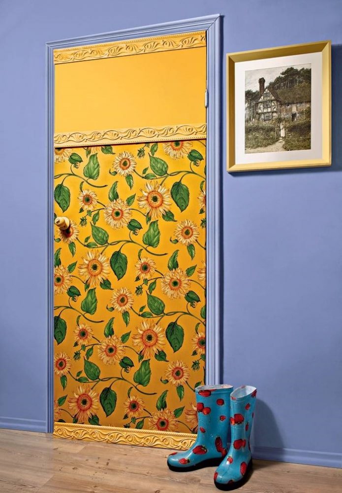 Papel de parede brilhante na porta