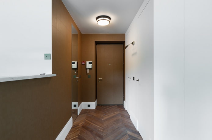 papel de parede marrom no corredor em estilo minimalista