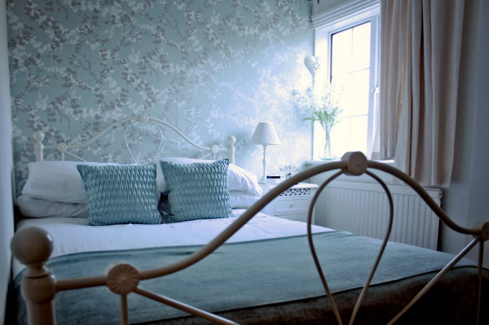Papel de parede azul suave com padrão floral