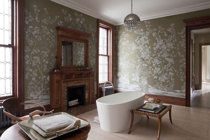 papel de parede verde no interior do banheiro com lareira