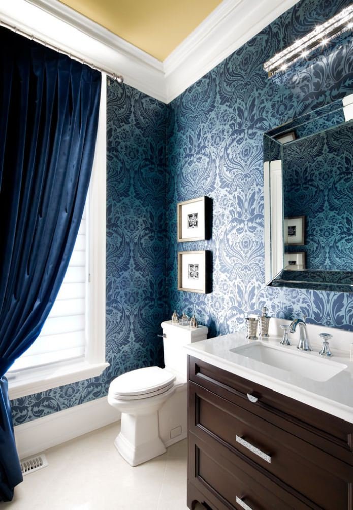 papel de parede azul no banheiro