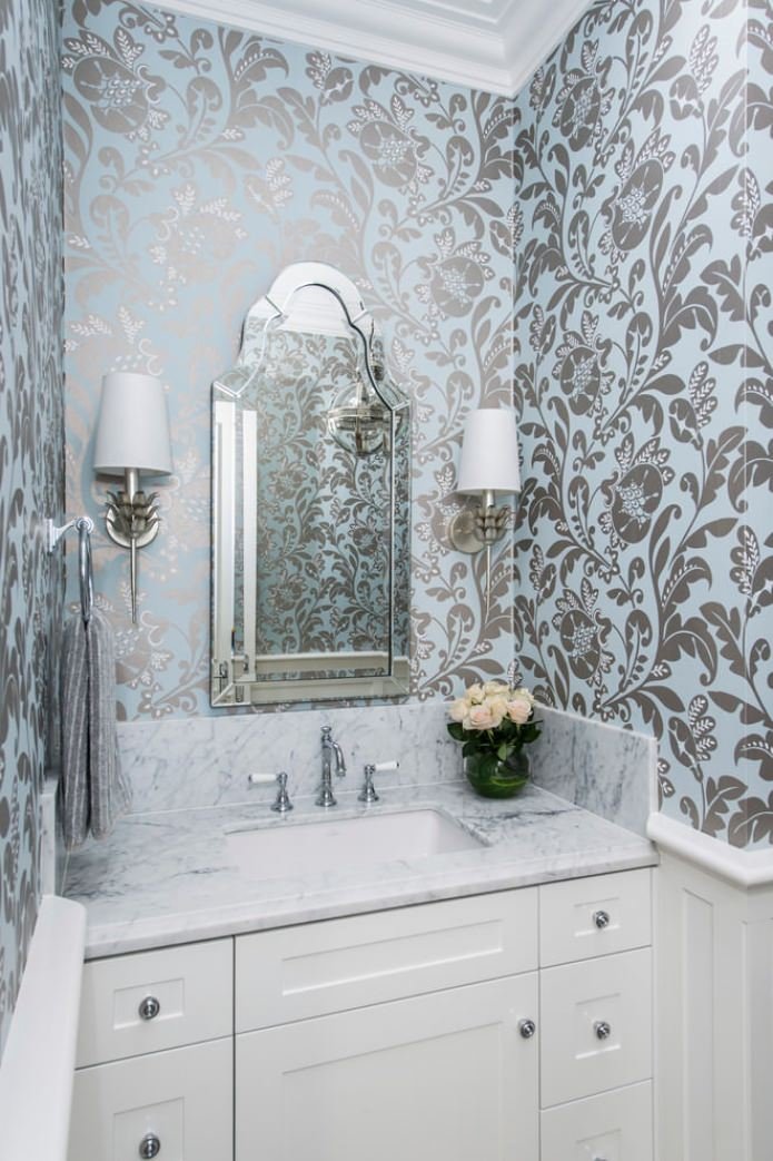 papel de parede azul com um padrão no banheiro