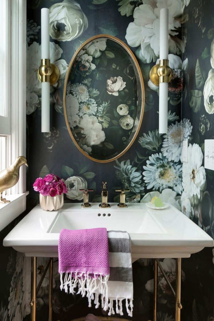 papel de parede com flores no banheiro