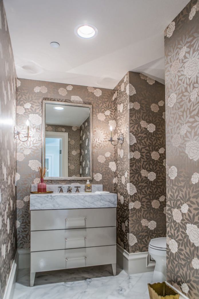 papel de parede com flores no banheiro