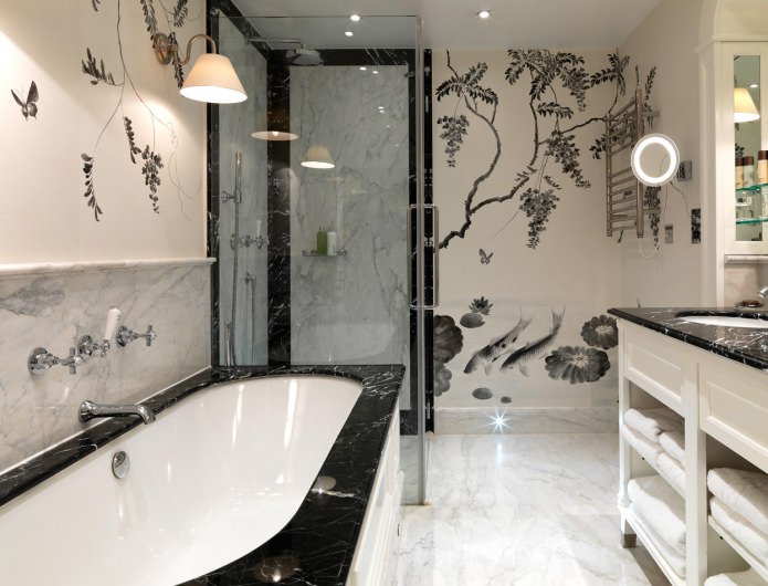 papel de parede preto e branco com um padrão no banheiro