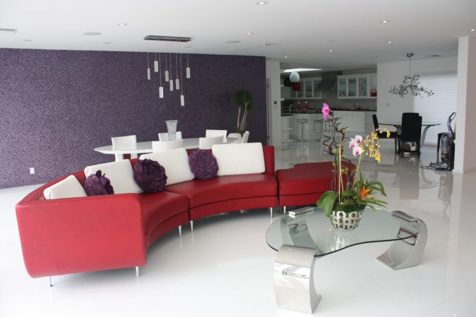 design de sala de estar com um sofá vermelho